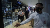 Sementara aturan PPKM terkait aktivitas di pusat perbelanjaan adalah, pusat perbelanjaan maksimal beroperasi hingga pukul 19.00 WIB.