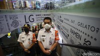 Selain pusat perbelanjaan, restoran pun maksimal melayani makan atau minum di tempat hingga pukul 19.00 WIB, sementara untuk layanan pesan antar maupun dibawa pulang diizinkan beroperasi 24 jam.