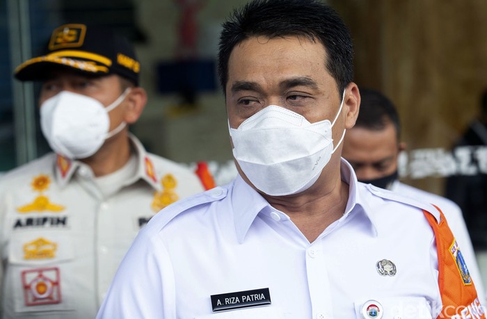 Wagub DKI Jakarta Ahmad Riza Patria melakukan sidak di perkantoran dan pusat perbelanjaan Ibu Kota. Sidak dilakukan untuk pastikan aturan PPKM diterapkan.