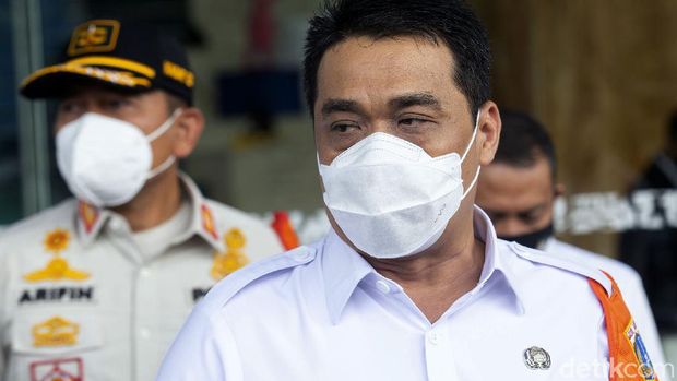 Wagub DKI Jakarta Ahmad Riza Patria melakukan sidak di perkantoran dan pusat perbelanjaan Ibu Kota. Sidak dilakukan untuk pastikan aturan PPKM diterapkan.