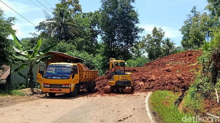 Jalan provinsi Banjarnegara-Kebumen tertimbun longsor. Tampak petugas masih berupaya mengevakuasi timbunan material longsor, Rabu (13/1/2021)