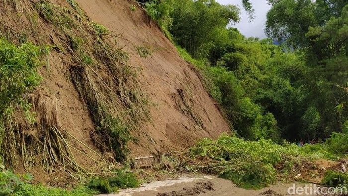 Jalan utama Kabupaten Magelang-Boyolali tertutup longsor