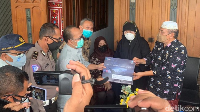 jasa raharja serahkan santunan korban siriwjaya air