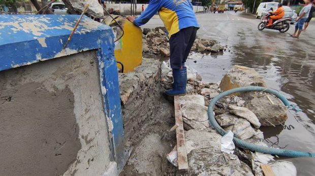 Jembatan Lodan diperbaiki dengan plester semen untuk antisipasi banjir di Jalan RE Martadinata, Ancol Jakarta Utara.
