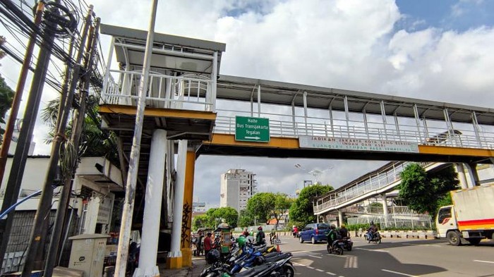 Penambapakan JPO Matraman Jakarta Timur yang dulu berkarat sekarang sudah diperbaiki.