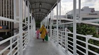 Foto: Lantai JPO Matraman tidak lagi berlubang. Pelat lantai yang berlubag sudah diganti (Taufieq Renaldi Arfiansyah/detikcom).
