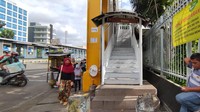 Foto: JPO Matraman yang sudah diperbaiki membuat pengguna merasa lebih aman dan nyaman. Mereka tidak lagi merasa waswas saat menyeberang (Taufieq Renaldi Arfiansyah/detikcom).