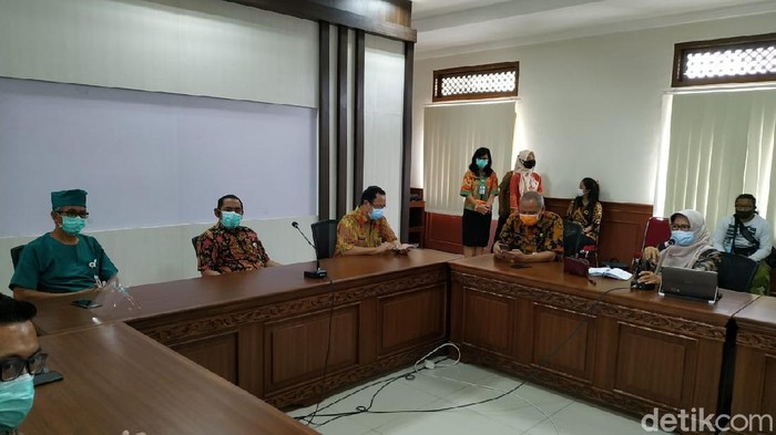 Jumpa pers terkait vaksinasi di Balai Kota Solo, Rabu (13/1/2021)