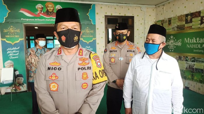 Kapolda Jatim Irjen Nico Afinta menyatakan kesiapannya menjadi orang pertama yang disuntik vaksin Sinovac. Kesediaannya itu ia ungkapkan sebagai jaminan bahwa vaksin COVID-19 tersebut aman.