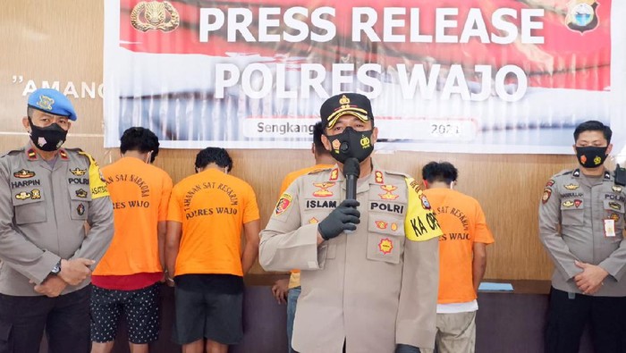Kapolres Wajo Muhammad Islam memimpin konferensi pers kasus pembakaran rumah di Wajo, Sulsel pada 25 Desember 2020