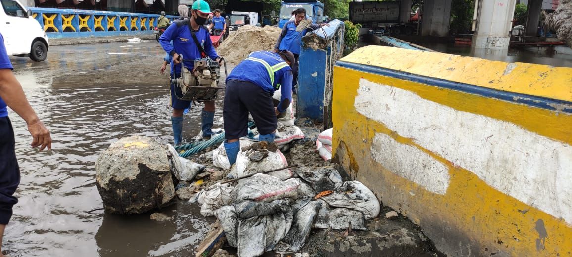 Karung tidak bisa menahan banjir di Jalan R.E Martadinata, Ancol, Jakarta Utara