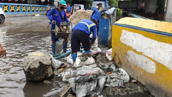 Karung tidak bisa menahan banjir di Jalan R.E Martadinata, Ancol, Jakarta Utara