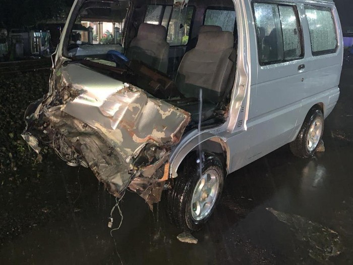 Kecelakaan yang melibatkan kereta api kembali terjadi di lintasan tanpa palang di Blitar. Mobil yang tertabrak kondisinya ringsek di bagian depan, beruntung tiga penumpangnya selamat.