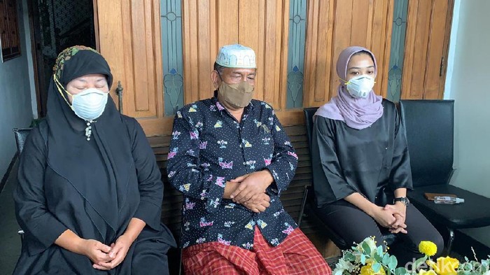 Jenazah Fadly Satrianto, ekstra kru Sriwijaya Air SJ182 yang jatuh, telah terindentifikasi. Keluarga akan membawa jenazah ke Surabaya pada Kamis (14/1).