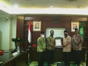 Kemenag Serahkan Sertifikat Halal Vaksin Corona ke Bio Farma