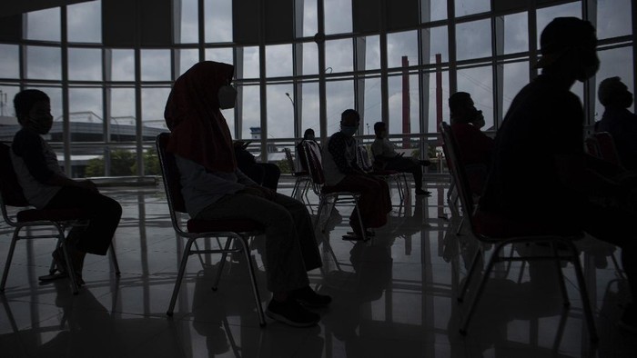 Kementerian Perhubungan membolehkan pesawat terisi penuh penumpang selama masa PPKM. Asalkan ada 3 baris kursi kosong untuk tempat karantina penumpang yang positif Corona di pesawat.