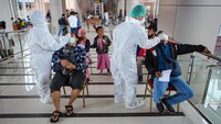 Kemudian penumpang wajib menunjukkan surat keterangan hasil negatif tes RT-PCR yang sampelnya diambil dalam kurun waktu maksimal 3 x 24 jam atau hasil negatif rapid test antigen yang sampelnya diambil dalam kurun waktu maksimal 2 x 24 jam sebelum keberangkatan, untuk penerbangan dari dan ke daerah selain Bali. ANTARA FOTO/Fauzan  