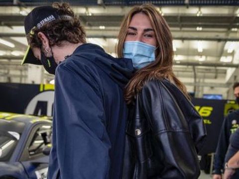 Valentino Rossi dan Francesca Sofia Novello saat balapan di Gulf 12 Hours, Bahrain, Januari 2020