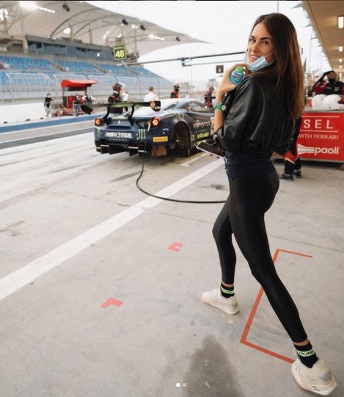 Kemesraan Valentino Rossi dan Francesca Sofia Novello di pinggir lintasan saat balapan di Gulf 12 Hours, Bahrain, Januari 2020.
