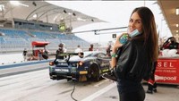 Francesca Sofia Novello menemani Valentino Rossi di pinggir lintasan saat ajang balap ketahanan Gulf 12 Hours. Foto: Instagram