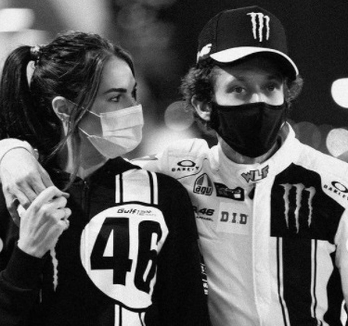 Kemesraan Valentino Rossi dan Francesca Sofia Novello di pinggir lintasan saat balapan di Gulf 12 Hours, Bahrain, Januari 2020.