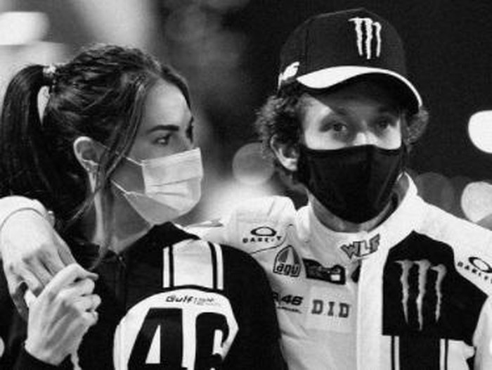 Kemesraan Valentino Rossi dan Francesca Sofia Novello di pinggir lintasan saat balapan di Gulf 12 Hours, Bahrain, Januari 2020.