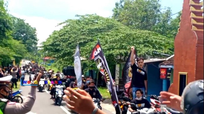 Video massa pesilat berkerumun dan konvoi dengan mengabaikan protokol kesehatan beredar di YouTube. Peristiwa itu terjadi di Kabupaten Madiun.