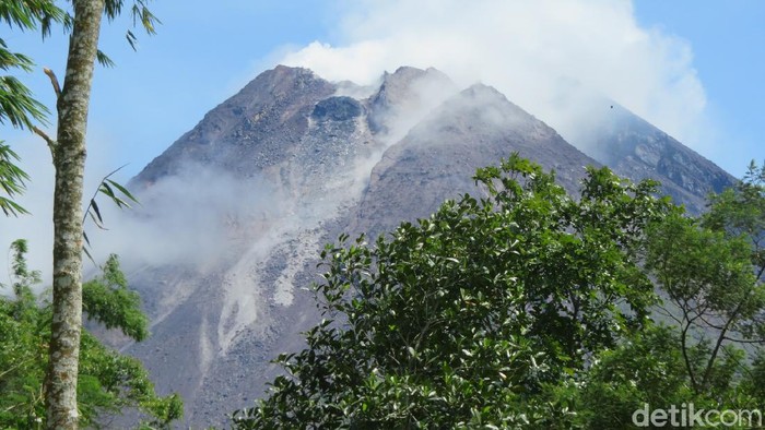 Kubah lava Gunung Merapi di sisi barat daya, Rabu (13/1/2021).