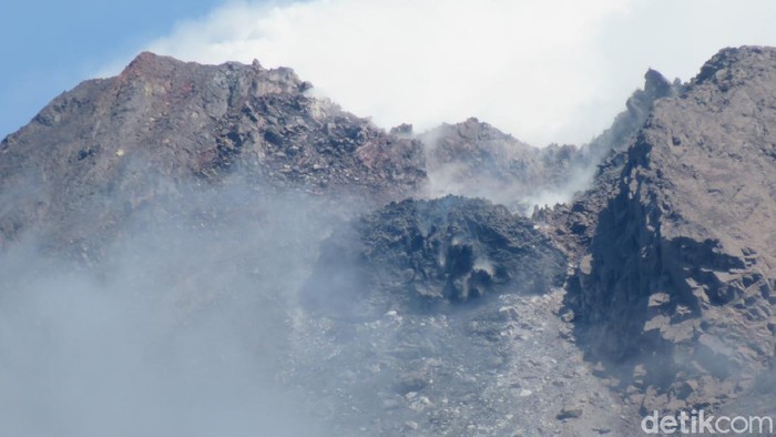Kubah lava Gunung Merapi di sisi barat daya, Rabu (13/1/2021).