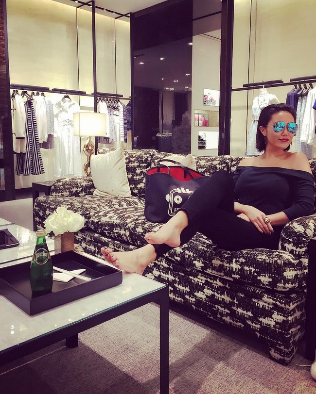 Ia bisa dibilang hidup dengan nyaman dan sering liburan juga menempuh pendidikan di luar negeri sejak kecil. Di akun media sosialnya, Luo Lili pun sering memamerkan momennya dengan orang-orang terkenal, seperti Rita Ora hingga Hillary Clinton. Foto: Instagram @lili3luo