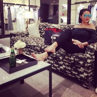 Ia bisa dibilang hidup dengan nyaman dan sering liburan juga menempuh pendidikan di luar negeri sejak kecil. Di akun media sosialnya, Luo Lili pun sering memamerkan momennya dengan orang-orang terkenal, seperti Rita Ora hingga Hillary Clinton. Foto: Instagram @lili3luo