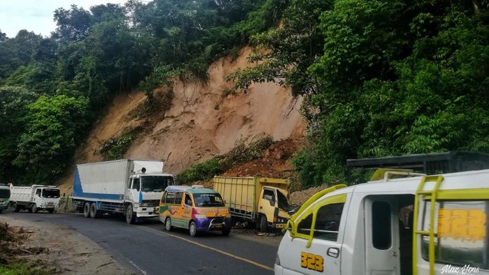 Longsor di Jalur lintas Berastagi-Medan (dok. Istimewa)