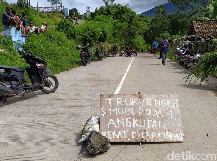 Longsor terjadi Desa Wonolelo, Kecamatan Sawangan, Kabupaten Magelang. Longsor tersebut menutup jalan utama yang menghubungkan Magelang-Boyolali.