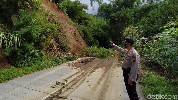 Longsor terjadi Desa Wonolelo, Kecamatan Sawangan, Kabupaten Magelang. Longsor tersebut menutup jalan utama yang menghubungkan Magelang-Boyolali.