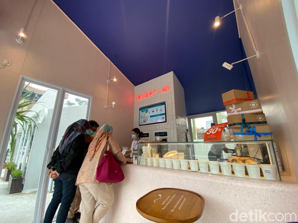 Manatea : Ngemil Waffle Plus Es Krim Seasalt Hojicha di Kafe Instagrammable