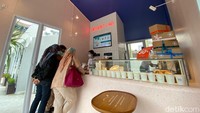 Gerai Manatea Softserve,  tampil keren dengan interior serba pink. Kafe dessert yang satu ini masuk ke dalam tempat nongkrong paling laris di Kumulo. Foto: detikFood