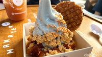 Salah satu menu andalan di Manatea ada Butterfly Pea Vanilla. Disajikan dengan waffle caramel, milk crumbs dan stroopwafel. Foto: detikFood
