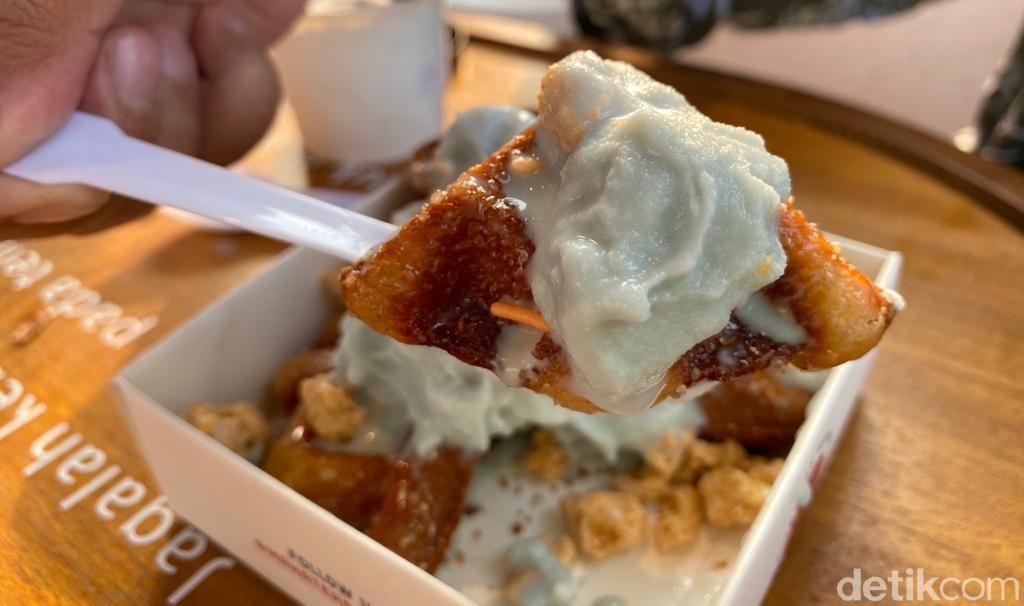 Manatea : Ngemil Waffle Plus Es Krim Seasalt Hojicha di Kafe Instagrammable