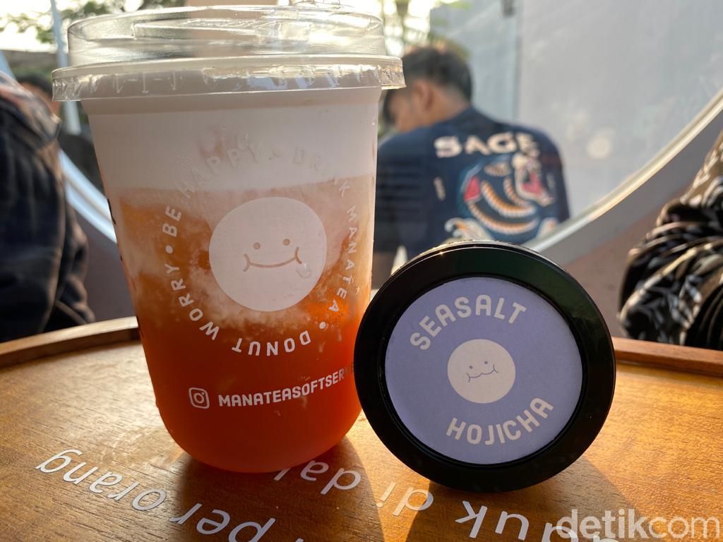Manatea : Ngemil Waffle Plus Es Krim Seasalt Hojicha di Kafe Instagrammable
