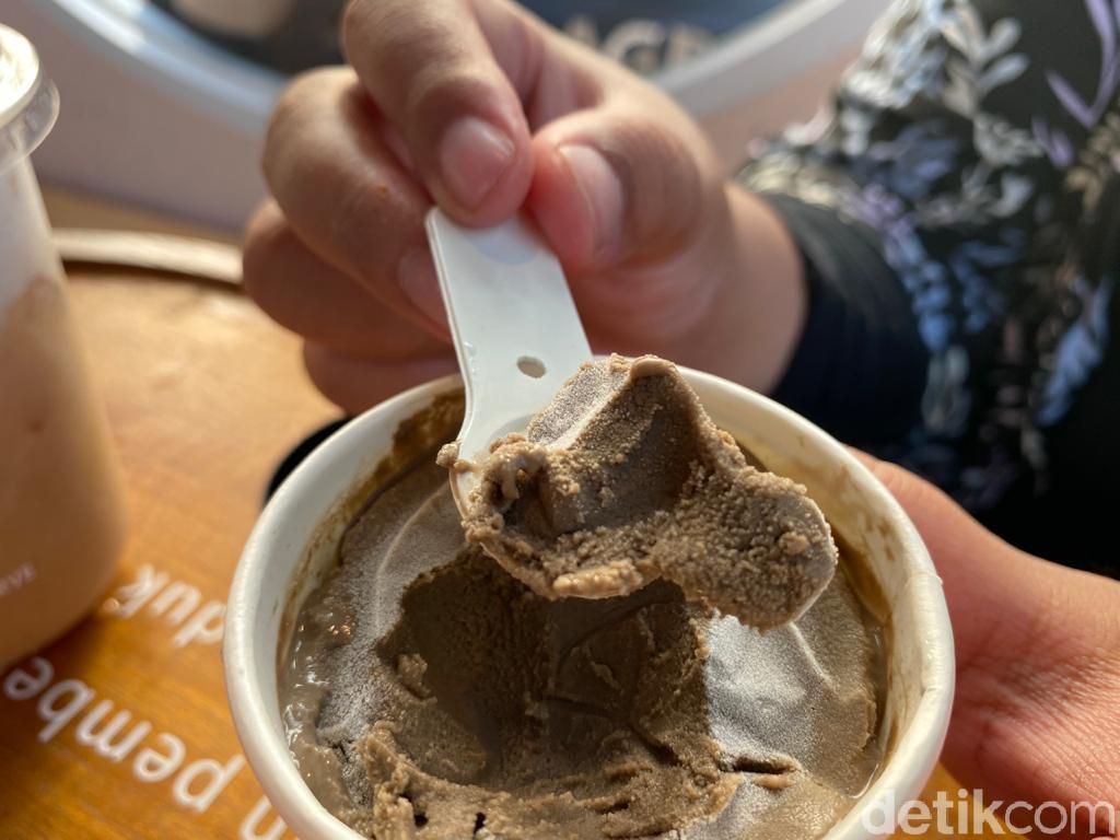 Manatea : Ngemil Waffle Plus Es Krim Seasalt Hojicha di Kafe Instagrammable