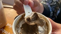 Masuk ke dalam menu Take Home Ice Creams. Es krim Seasalt Hojicha yang satu ini cocok untuk dibawa pulang, atau teman jalan-jalan di dalam area Kumulo. Foto: detikFood