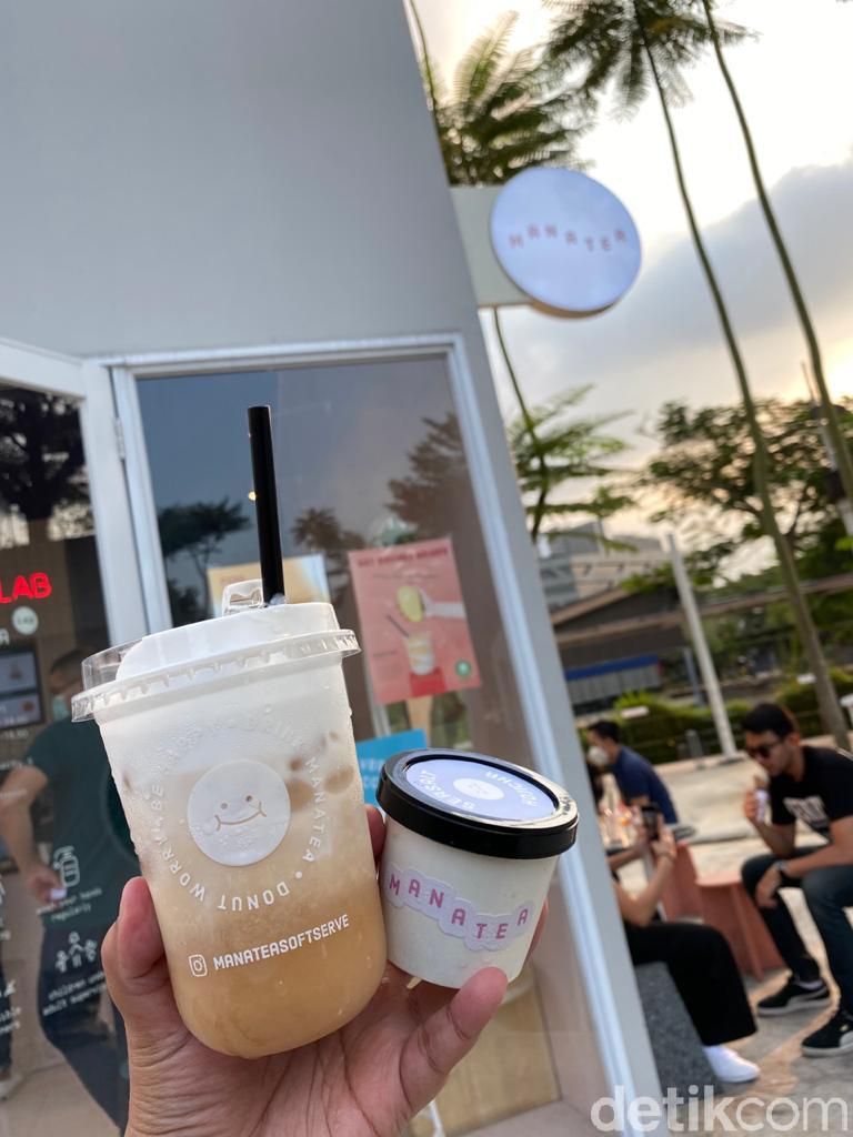 Manatea : Ngemil Waffle Plus Es Krim Seasalt Hojicha di Kafe Instagrammable