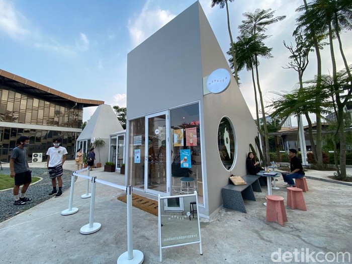 Manatea : Ngemil Waffle Plus Es Krim Seasalt Hojicha di Kafe Instagrammable