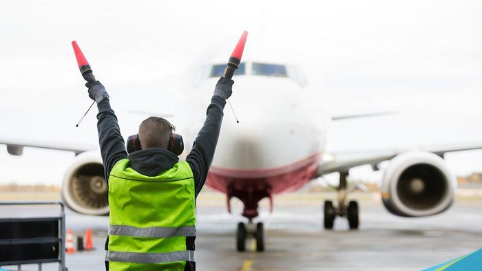 Marshaller atau ground marshall atau tukang parkir pesawat