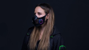 Razer memamerkan konsep masker pintarnya bernama Project Hazel. Masker transparan ini dilengkapi dengan pengeras suara dan LED yang menyala dalam kondisi gelap agar orang lain bisa melihat wajah pengguna. Foto: Razer