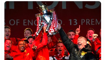 Terakhir kali MU berada di puncak klasemen Liga Inggris setelah tahun baru adalah di 2013. Kala itu, MU menjadi jawara di musim terakhir Alex Ferguson. Foto: Twitter