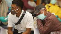 Bahkan, sampai ada yang tertidur saat mengantre untuk perekaman data KTP dan pembuatan rekening Atensi dari Kemensos.