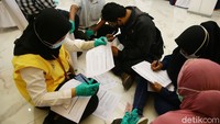 Petugas Kementerian Sosial juga ikut serta membantu dan membimbing mereka agar bisa mendapatkan bantuan sosial dari pemerintah.
