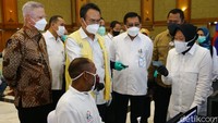Menteri Sosial Republik Indonesia Tri Rismaharini melakukan pengecekan proses perekaman Kartu Tanda Penduduk (KTP) dan Pembukaan Rekening ATM Atensi bagi kaum marjinal di Jakarta, Rabu (13/1/2021).