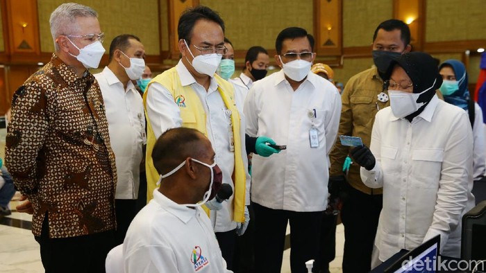 Menteri Sosial Republik Indonesia Tri Rismaharini tengah melakukan pengecekan perekaman Kartu Penduduk dan Pembukaan Rekening ATM Atensi, Jakarta, Rabu (13/1/2021). Perekaman data Kartu Penduduk dan Pembuatan Rekening ini dilakukan bagi para warga marjinal untuk memudahkannya untuk mendapatkan bantuan sosial dari pemerintah.